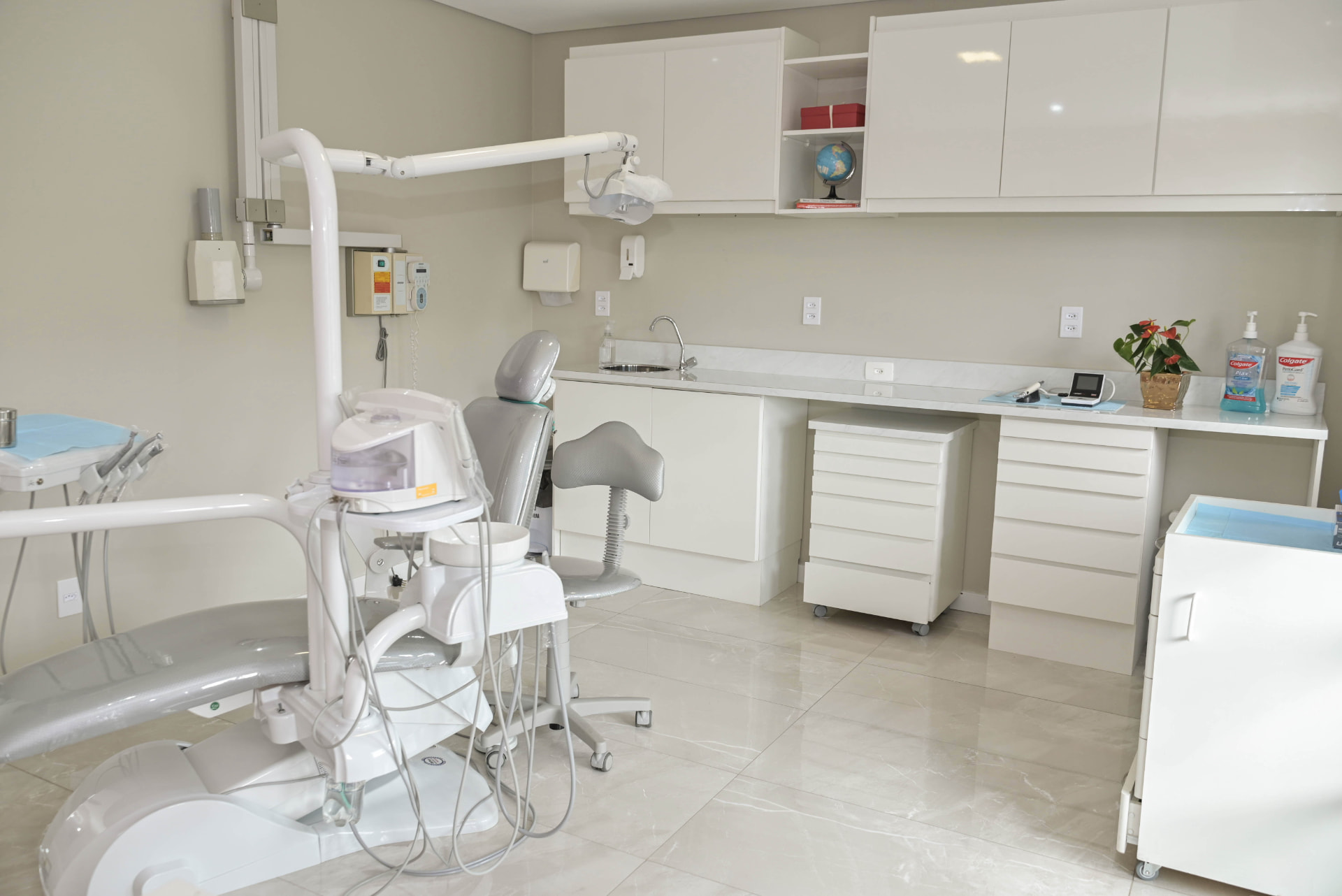 Ambiente clínico da Odontsis com bancada e armários